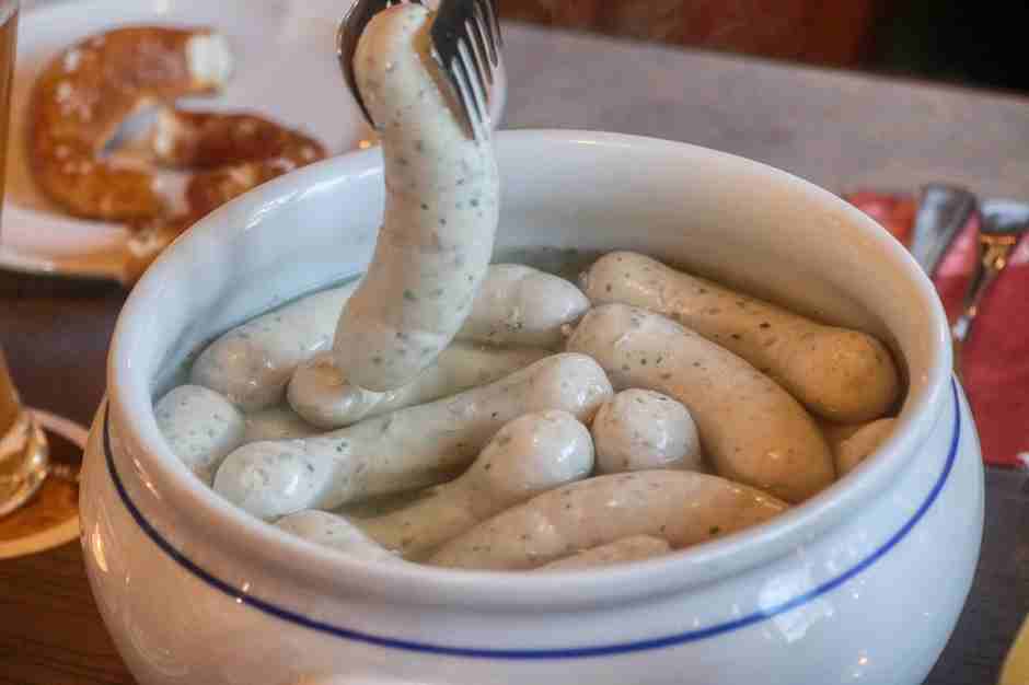 Weißwurst ist perfekt für ein frühes Oktoberfest Essen