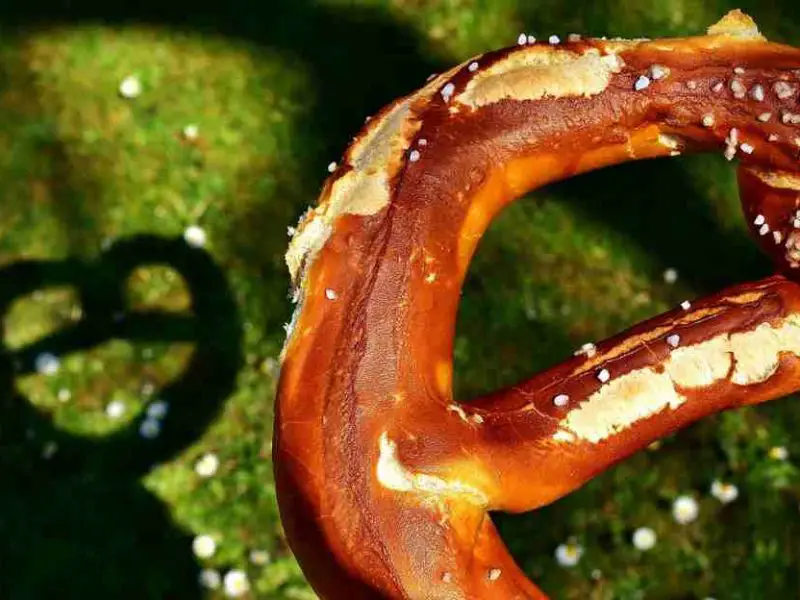 Eine Wiesn Brezn ist typisches Oktoberfest Essen