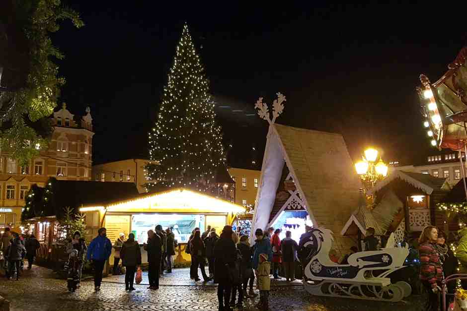 Christbaum auf dem Weihnachtsmarkt in Annaberg-Buchholz im Erzgebirge