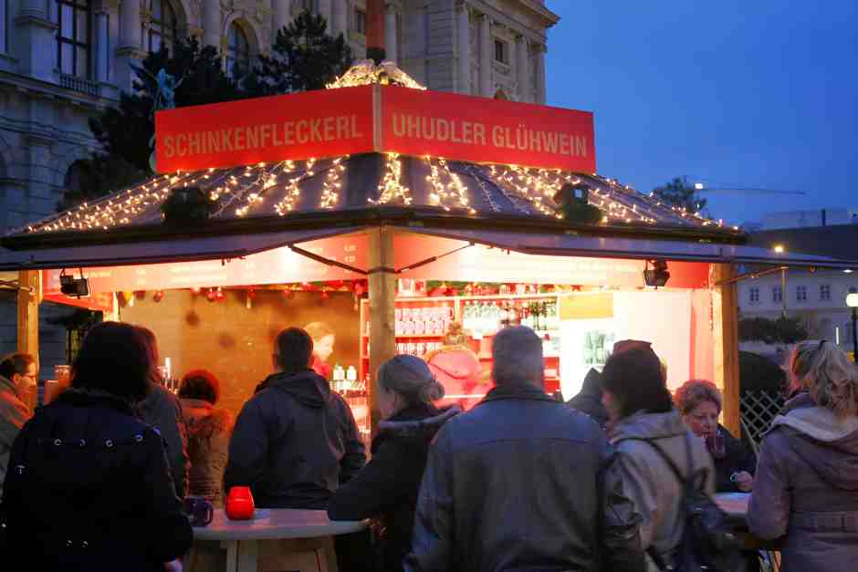Schinkenfleckerl und Uhudler Glühwein