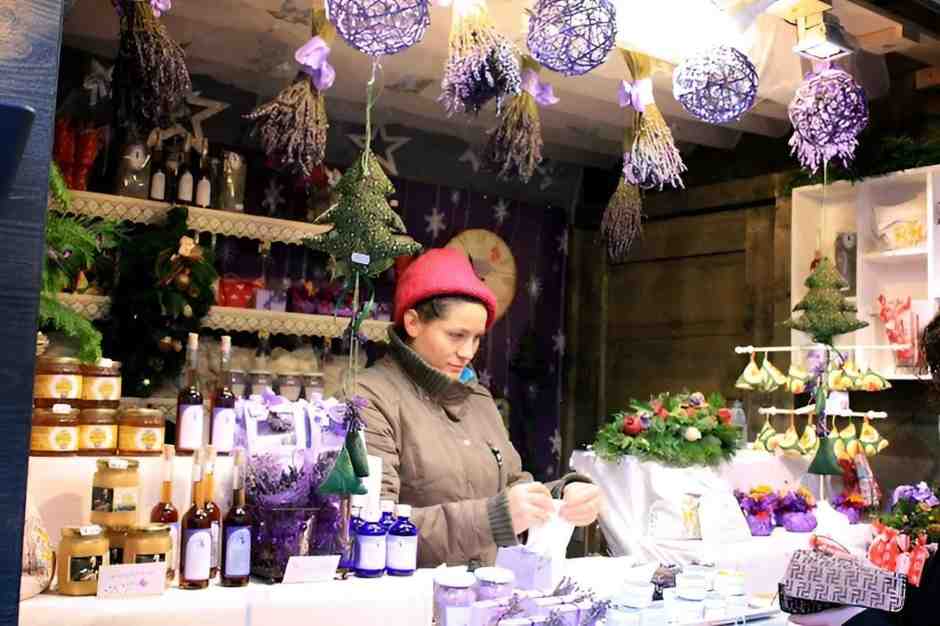 Ein Stand am Weihnachtsmarkt am Stephansdom