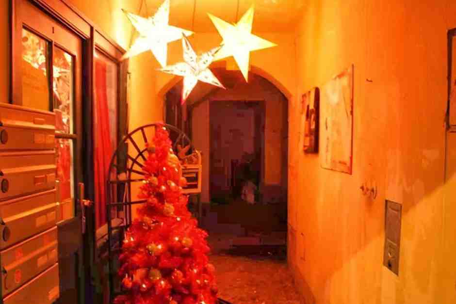 Weihnachtliche Deko in einem Haus am Spittelberg