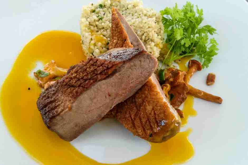 Entenbrust auf Mangoessigglace mit Speckpfifferlingen und Olivenbulgur