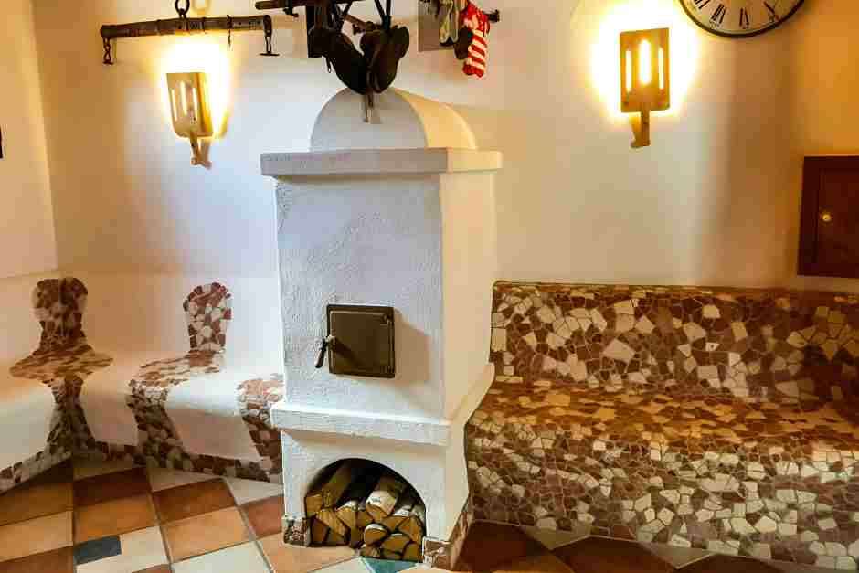 Ruhebank am Ofen in einem Wellnesshotel in Österreich