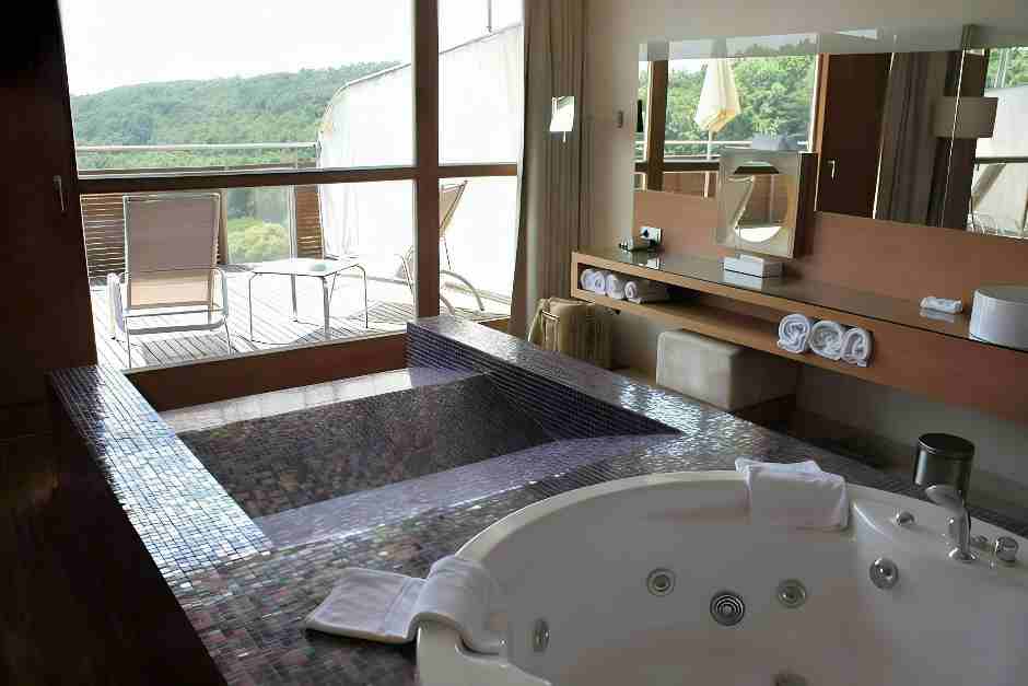 Adults only Wellnesshotels in Österreich bieten zum Beispiel einen Whirlpool im Zimmer