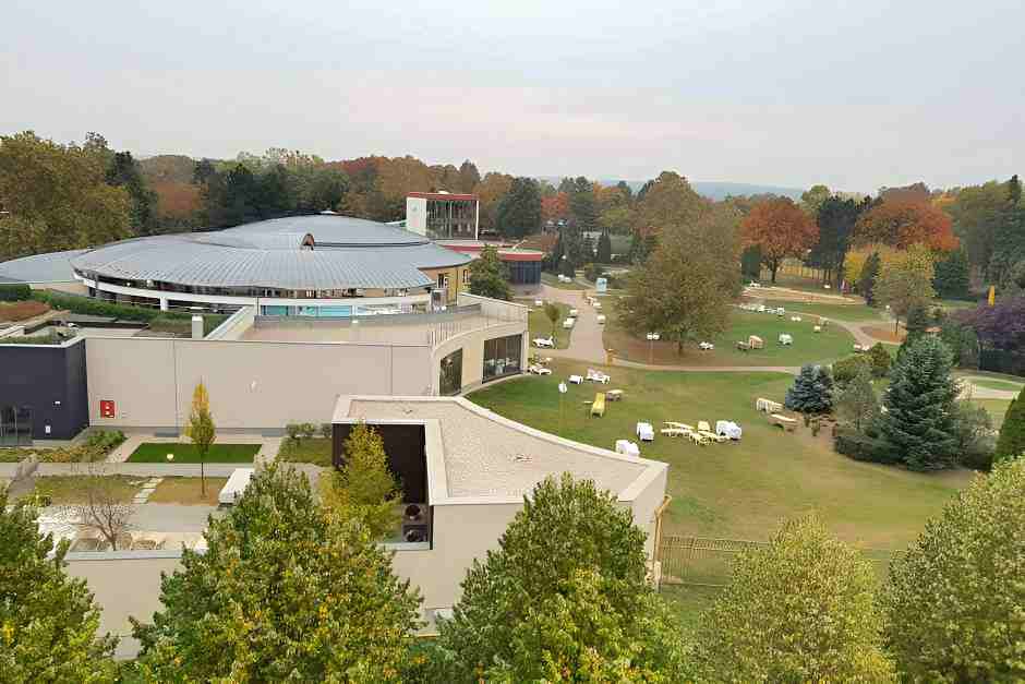 Blick auf die Therme vom Balkon der VIP Suite
