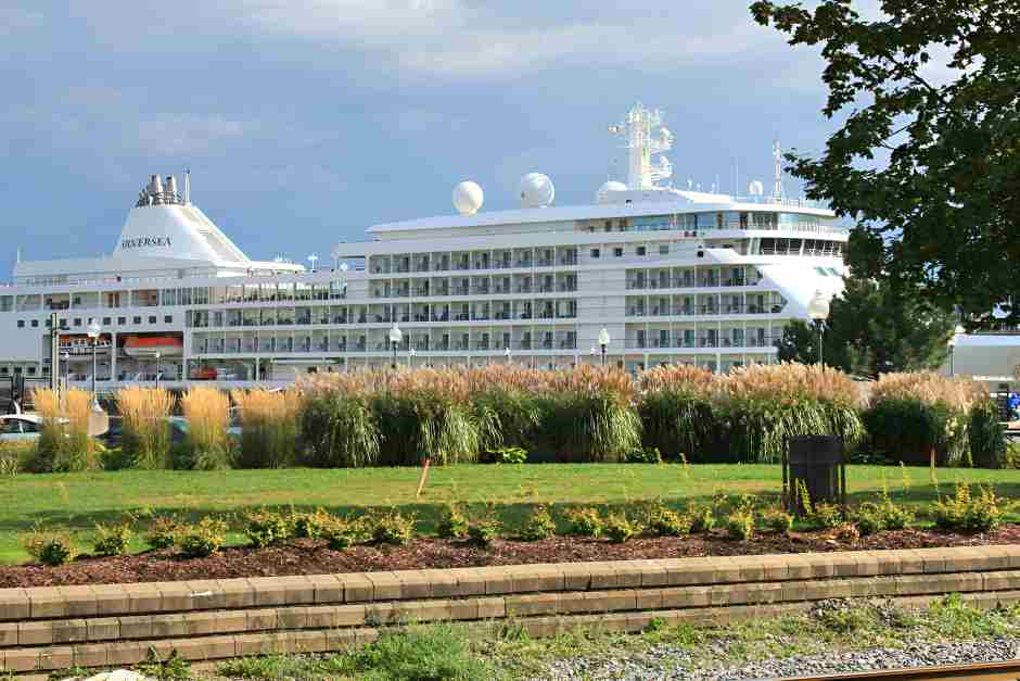 Kreuzfahrtschiff im Hafen von Montreal