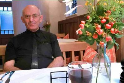 Petar beim Abendessen