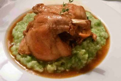 Schweinshaxe auf Risotto