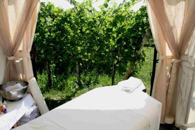 Massage mit Ausblick auf Weinreben