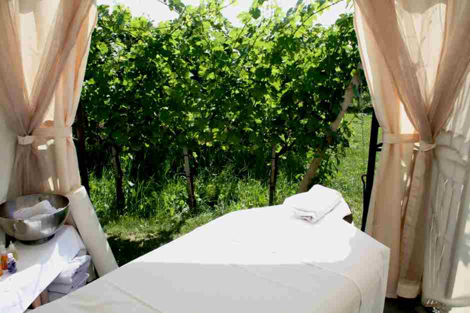 Massage mit Ausblick auf Weinreben