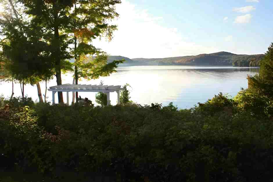 Eine Lodge an einem See am Algonquin Park