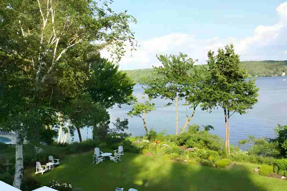 Ausblick von unserem Zimmer im Manoir Hovey auf den See
