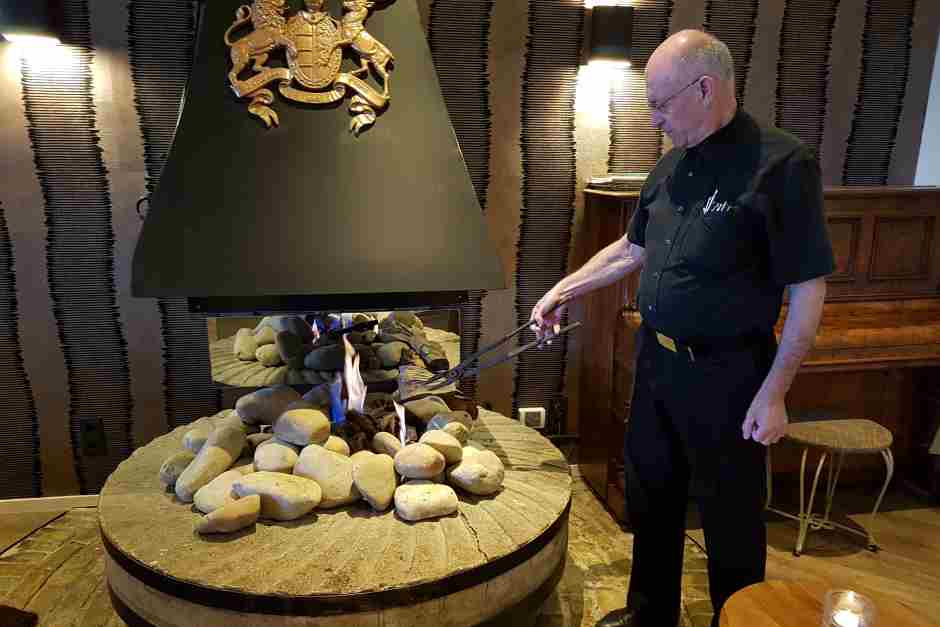 Petar am offenen Kamin im Boutique Hotel Texel